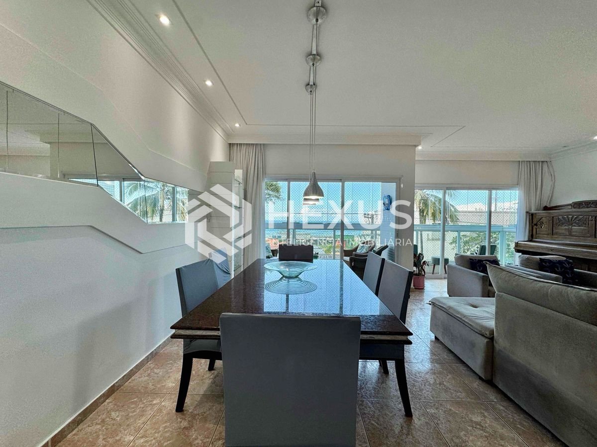 Foto 3 de Apartamento frente mar com varanda e vista mar na Praia das Pitangueiras, Guaruja