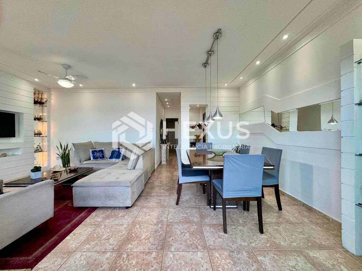 Foto 5 de Apartamento frente mar com varanda e vista mar na Praia das Pitangueiras, Guaruja