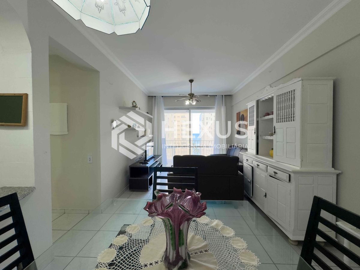 Foto 4 de Apartamento com varanda e vista mar a uma quadra da Praia das Pitangueiras de 3 quartos, 1 vaga, Guarujá-SP.