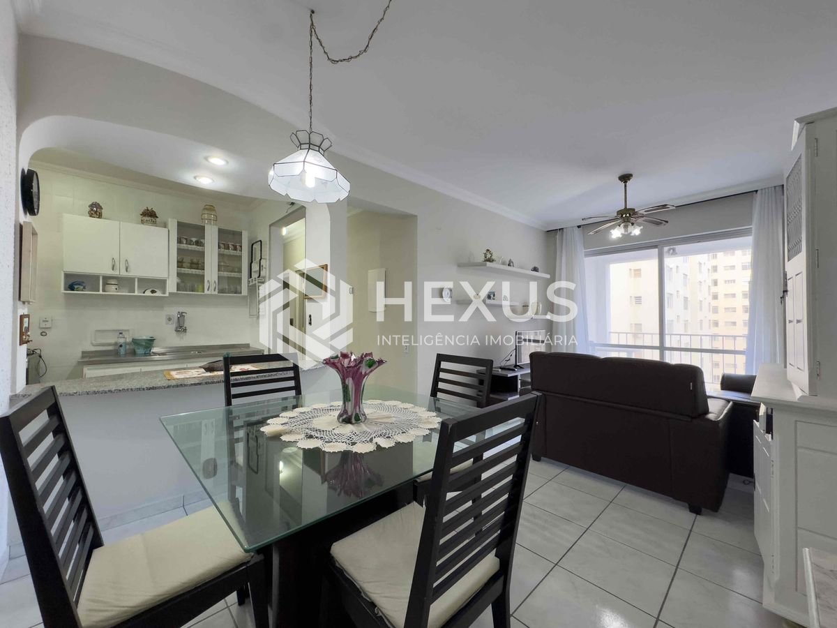 Foto 5 de Apartamento com varanda e vista mar a uma quadra da Praia das Pitangueiras de 3 quartos, 1 vaga, Guarujá-SP.