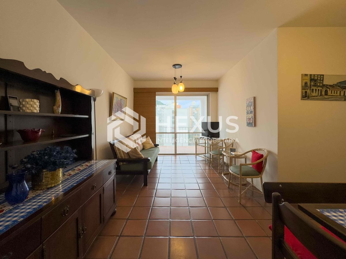 Foto 2 de Apartamento com varanda a uma quadra da Praia das Pitangueiras, Guaruja