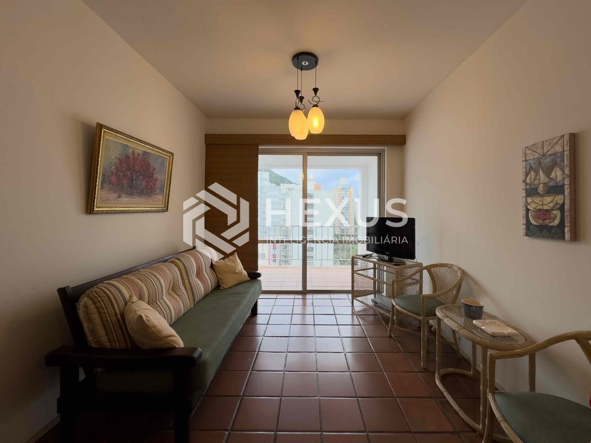 Foto 3 de Apartamento com varanda a uma quadra da Praia das Pitangueiras, Guaruja