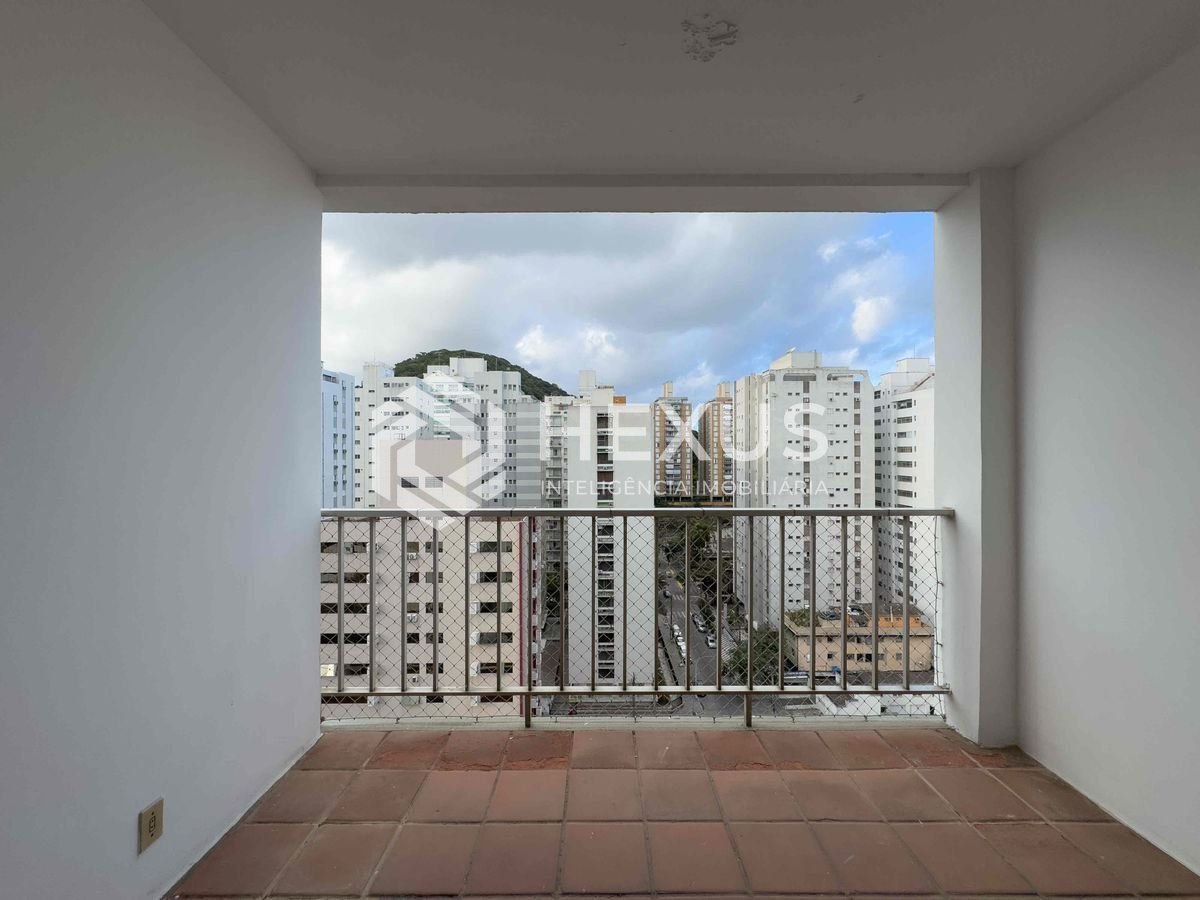 Foto 5 de Apartamento com varanda a uma quadra da Praia das Pitangueiras, Guaruja