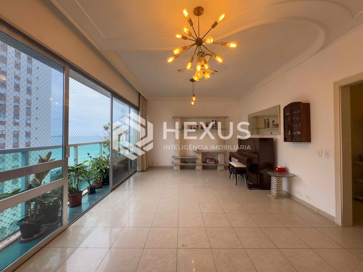 Foto 2 de Apartamento com varanda e vista mar na beira mar da Praia das Pitangueiras, Guaruja