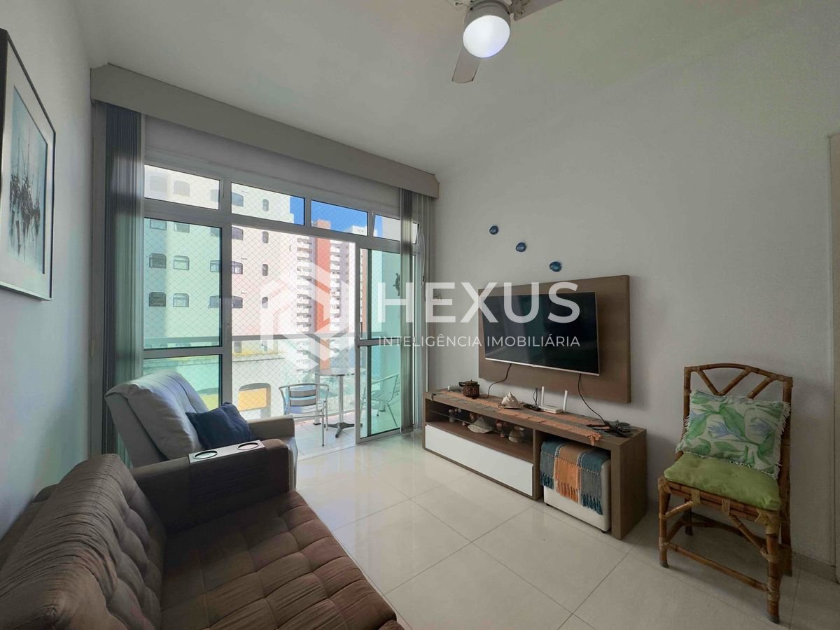Foto 2 de Apartamento com varanda e vista mar a uma quadra da Praia das Pitangueiras de 2 quartos com 1 vaga, Guarujá-SP