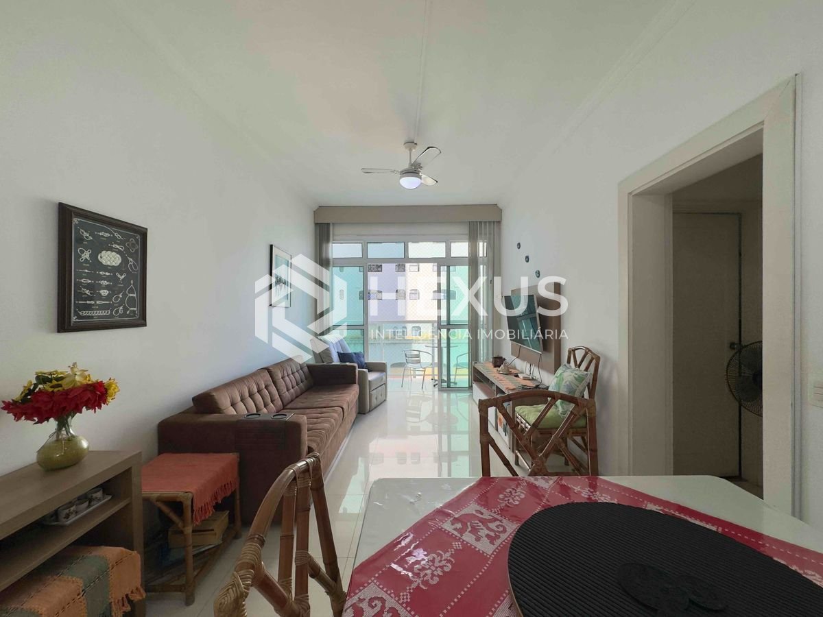 Foto 3 de Apartamento com varanda e vista mar a uma quadra da Praia das Pitangueiras de 2 quartos com 1 vaga, Guarujá-SP