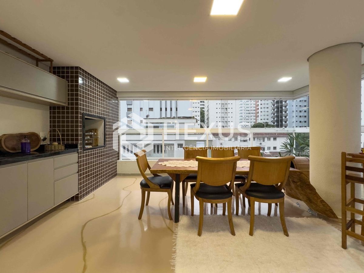 Foto 2 de Apartamento reformado com varanda gourmet e lazer na Praia das Pitangueiras, Guaruja