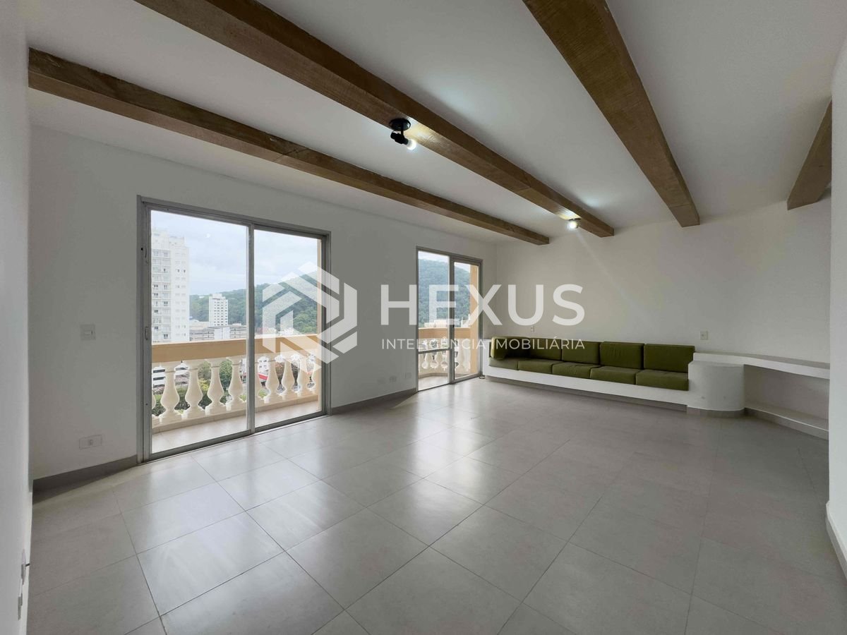 Foto 2 de Apartamento com varanda e vista livre a uma quadra da Praia das Pitangueiras de 3 quartos (1 suíte), 1 vaga, Guarujá-SP.