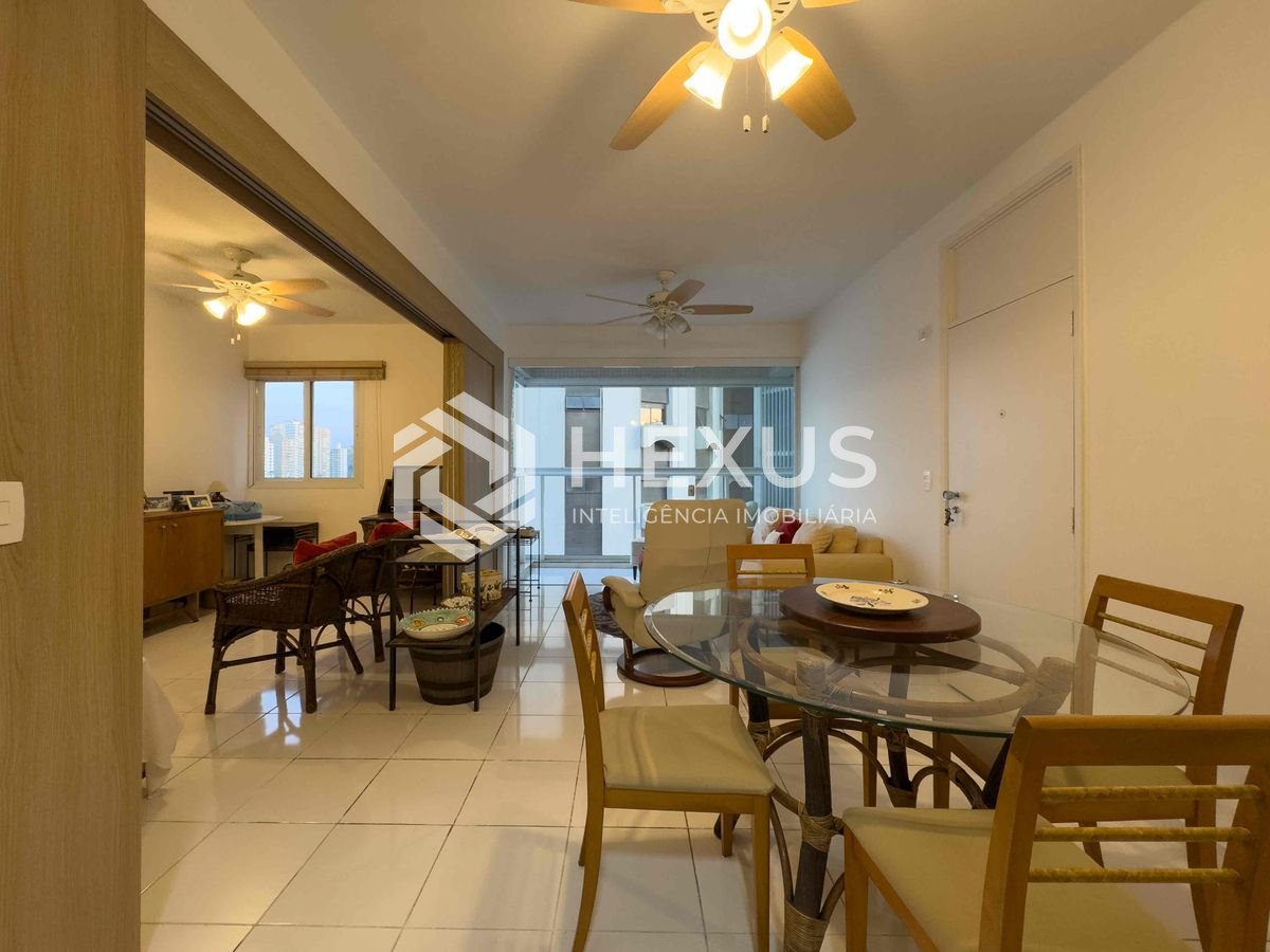 Foto 3 de Apartamento reformado com varanda na beira mar da Praia das Asturias, Guaruja
