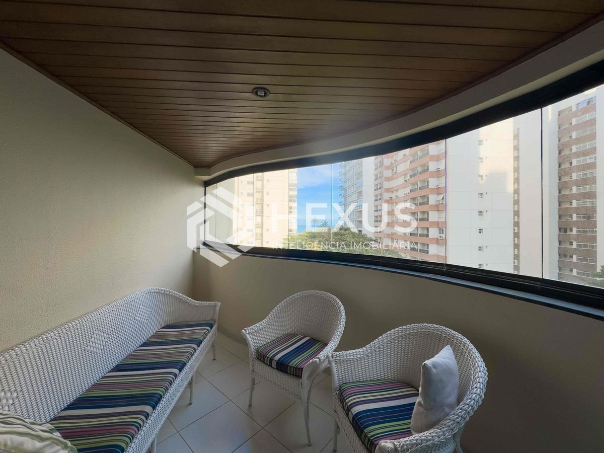 Foto 4 de Apartamento com varanda e vista mar em prédio com lazer a uma quadra da Praia das Pitangueiras, Guaruja