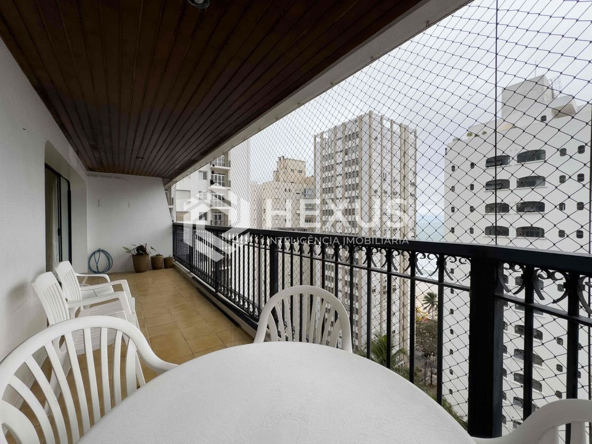 Foto 3 de Apartamento com varanda, vista mar e lazer na quadra-mar da Praia das Pitangueiras, Guaruja