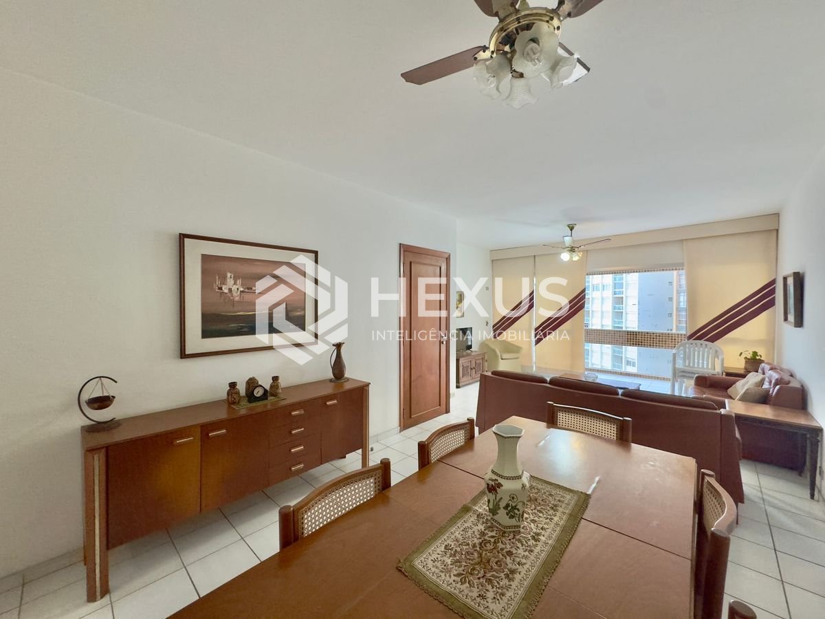 Foto 2 de Apartamento com varanda vista mar e lazer na beira mar da Praia das Pitangueiras, Guaruja