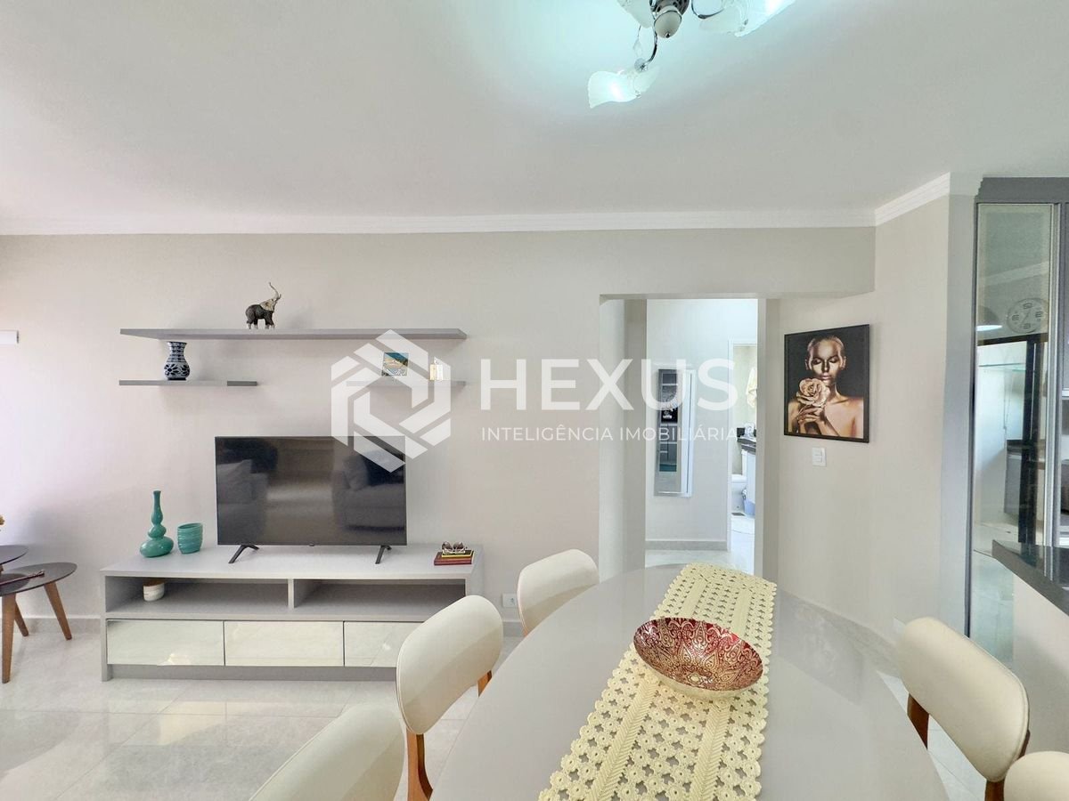 Foto 3 de Apartamento à venda na Praia das Pitangueiras com Varanda, 2 Quartos e 2 Vagas, Guaruja SP