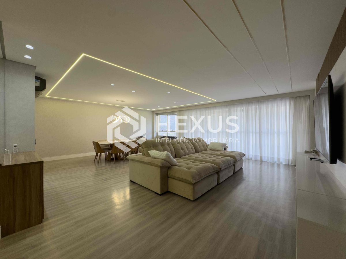 Foto 3 de Apartamento reformado e mobiliado com varanda e lazer na Praia das Pitangueiras, Guaruja