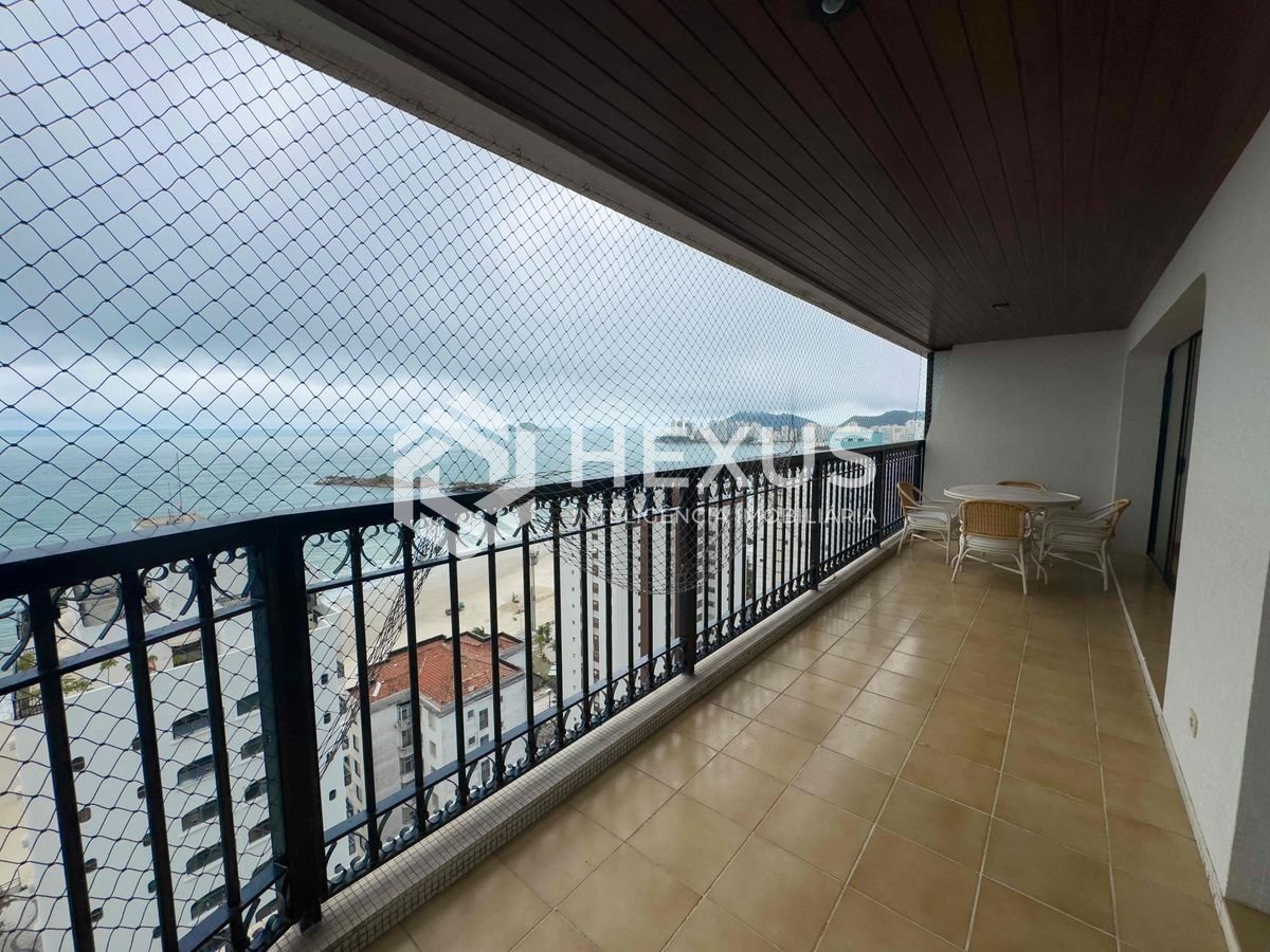 Foto 2 de Apartamento com varanda, lazer e vista mar e uma quadra da Praia das Pitanguerias, Guaruja | Hexus