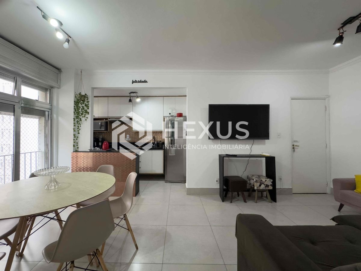 Foto 2 de Apartamento reformado e mobiliado a uma quadra da Praia das Pitangueiras de 2 quartos (1 suíte) com 1 vaga, Guarujá-SP