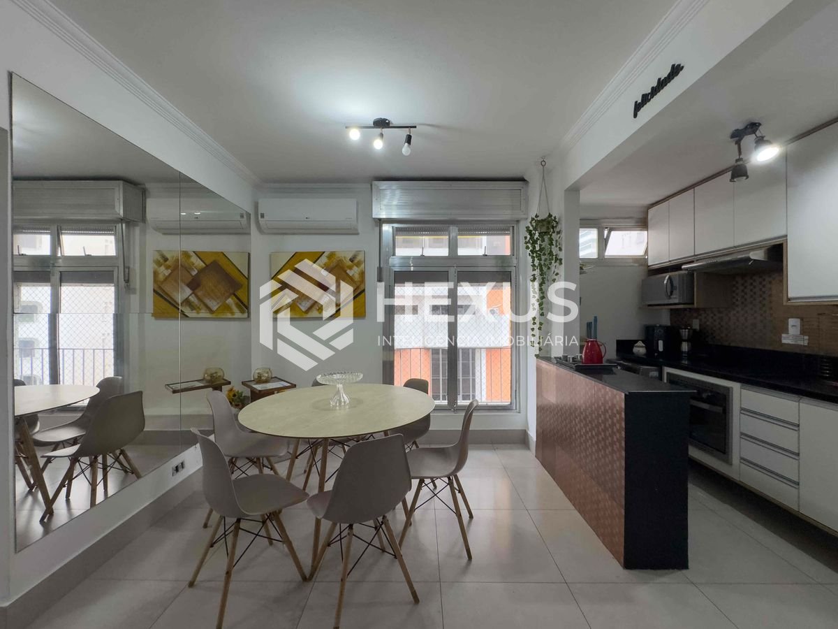 Foto 4 de Apartamento reformado e mobiliado a uma quadra da Praia das Pitangueiras de 2 quartos (1 suíte) com 1 vaga, Guarujá-SP