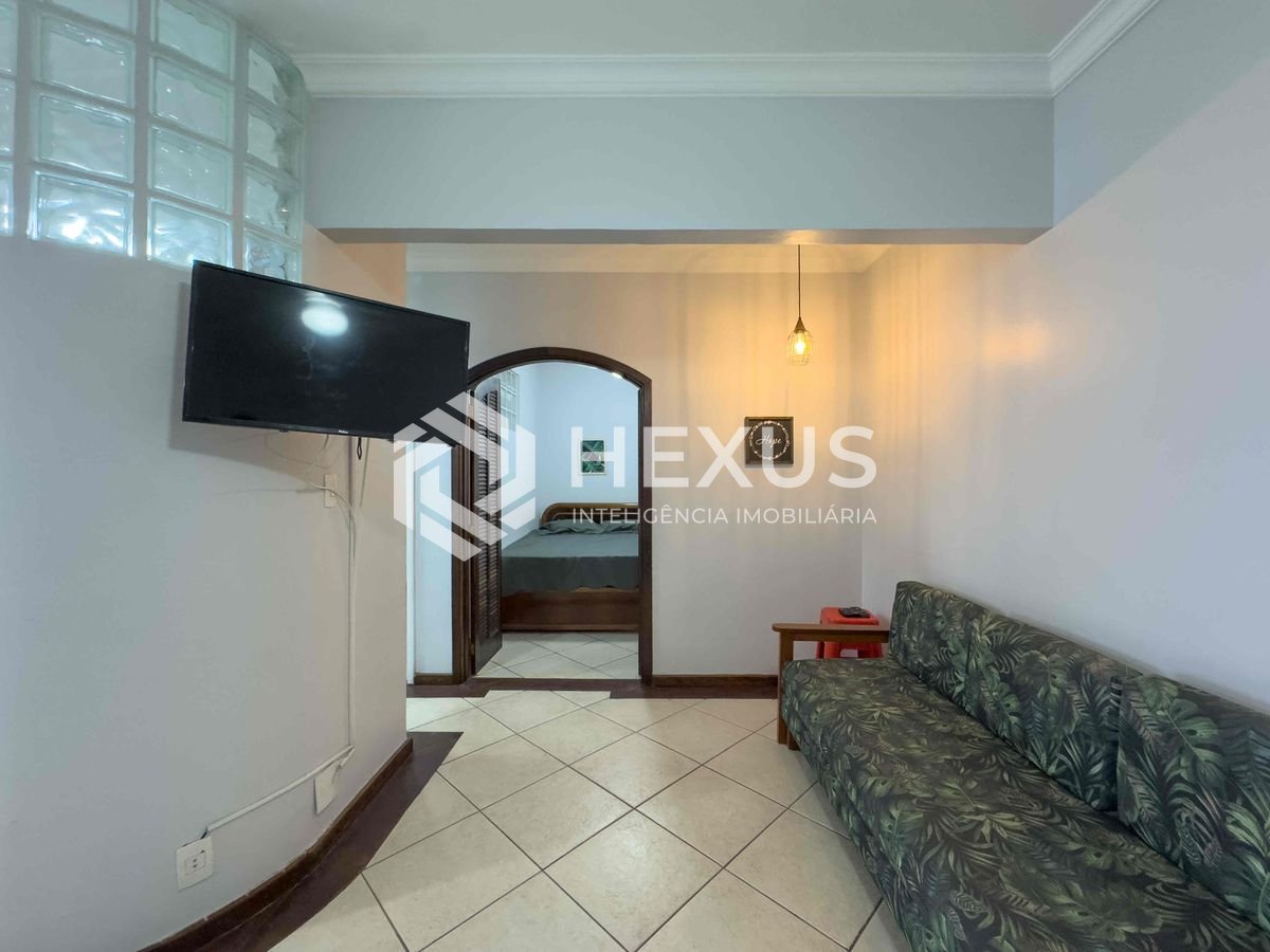 Foto 2 de Apartamento reformado e mobiliado a uma quadra da Praia das Pitangueiras de 2 quartos (1 suíte) com 1 vaga, Guarujá-SP