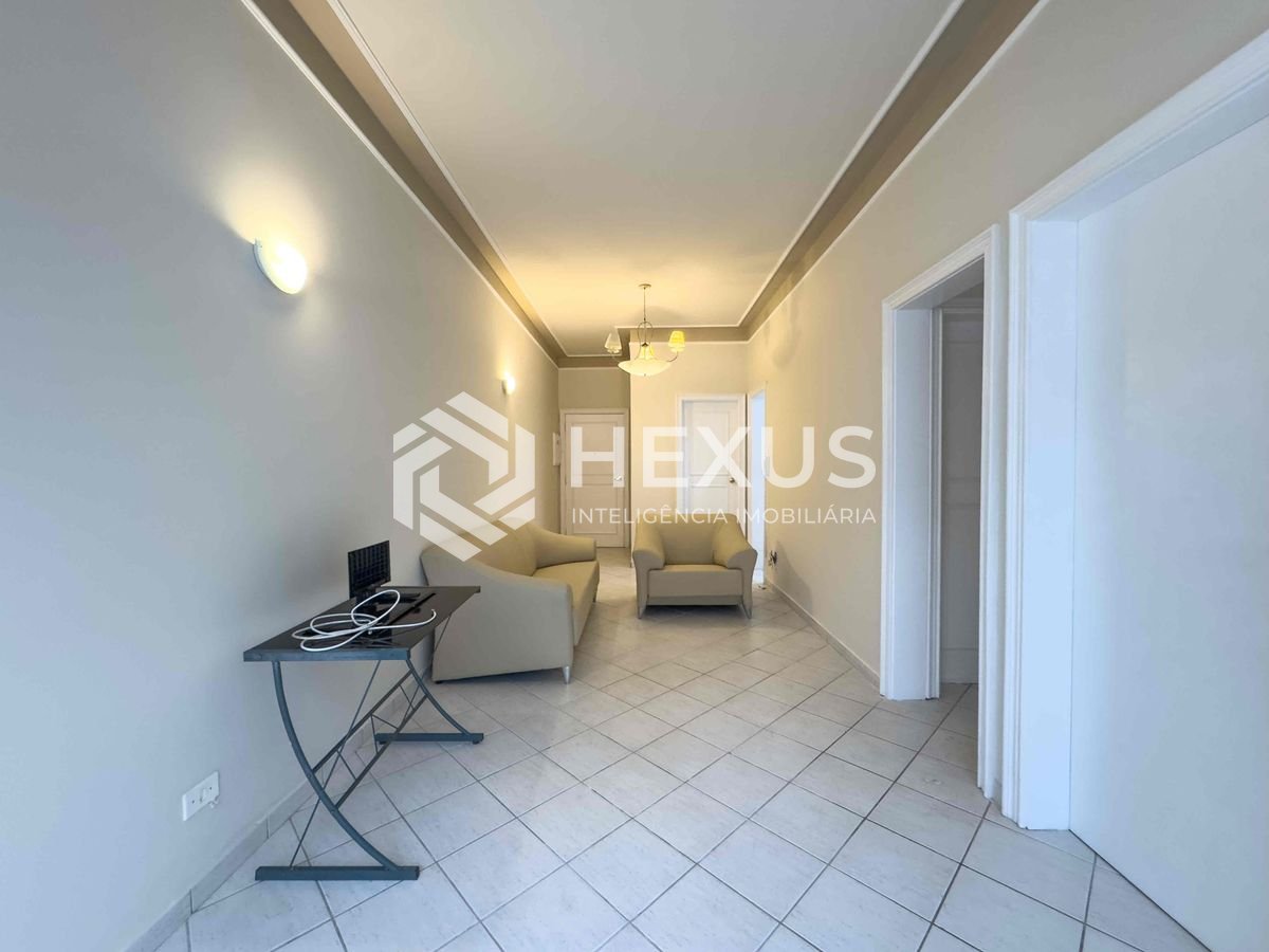 Foto 2 de Apartamento com varanda e vista livre a uma quadra da Praia das Pitangueiras de 2 quartos com 1 vaga, Guarujá-SP