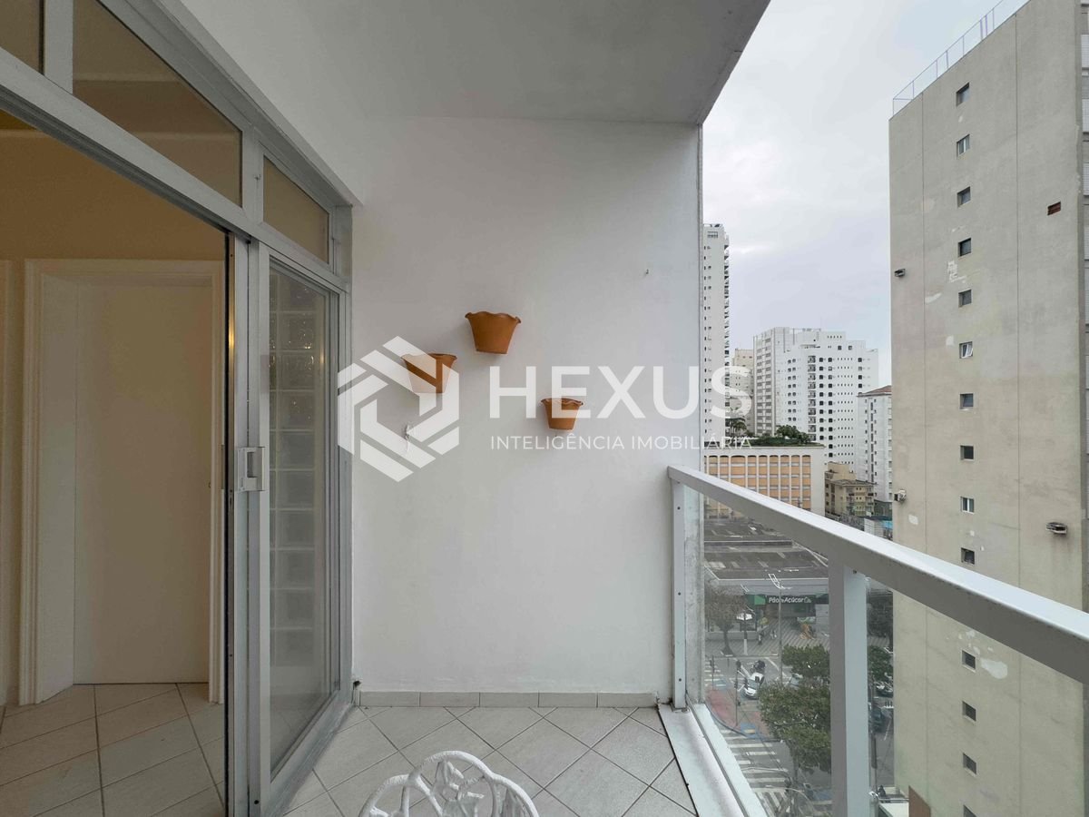 Foto 3 de Apartamento com varanda e vista livre a uma quadra da Praia das Pitangueiras de 2 quartos com 1 vaga, Guarujá-SP
