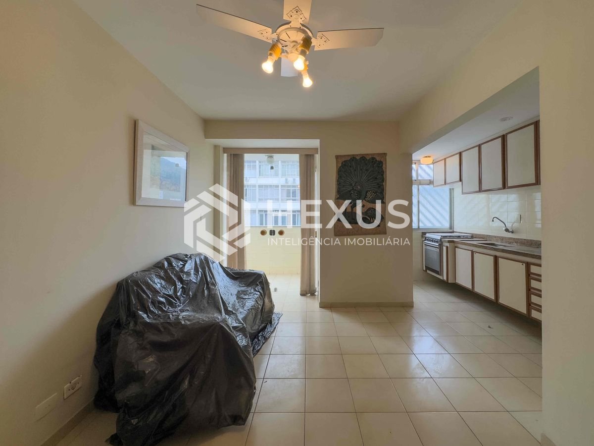 Foto 2 de Apartamento com varanda e vista livre a uma quadra da Praia das Pitangueiras de 2 quartos (1 suíte) com 1 vaga, Guarujá-SP