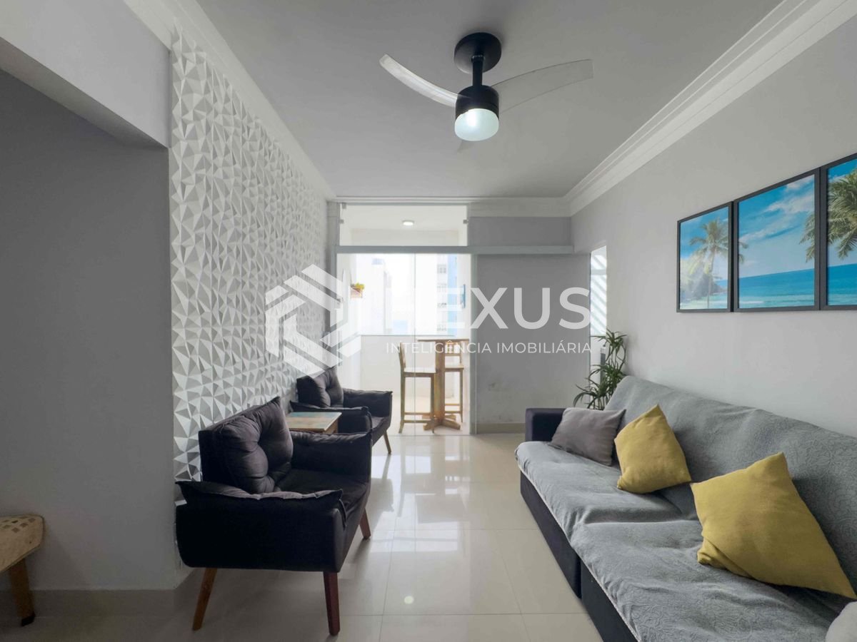 Foto 2 de Apartamento reformado com varanda a uma quadra da Praia das Pitangueiras, Guaruja