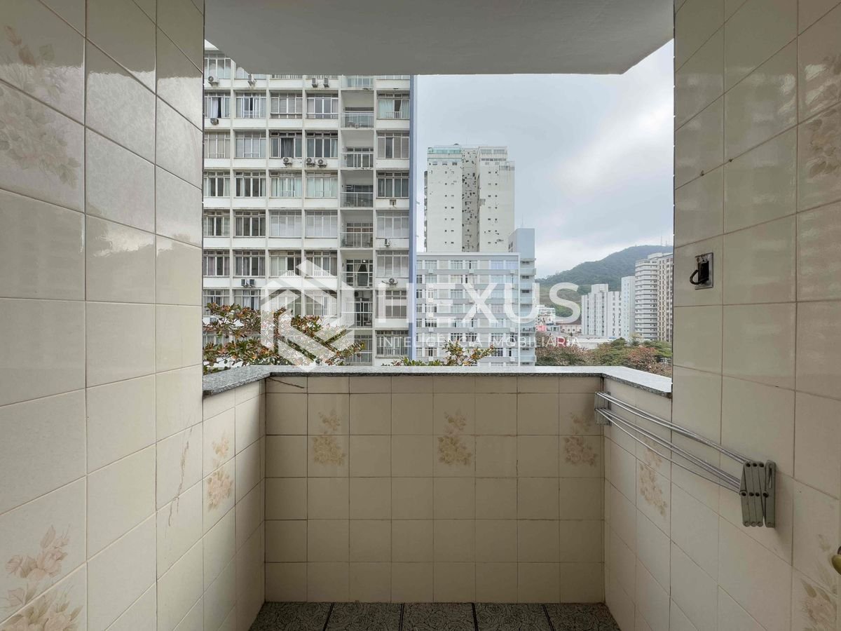 Foto 3 de Apartamento com varanda e vista livre a uma quadra da Praia das Pitangueiras, Guaruja