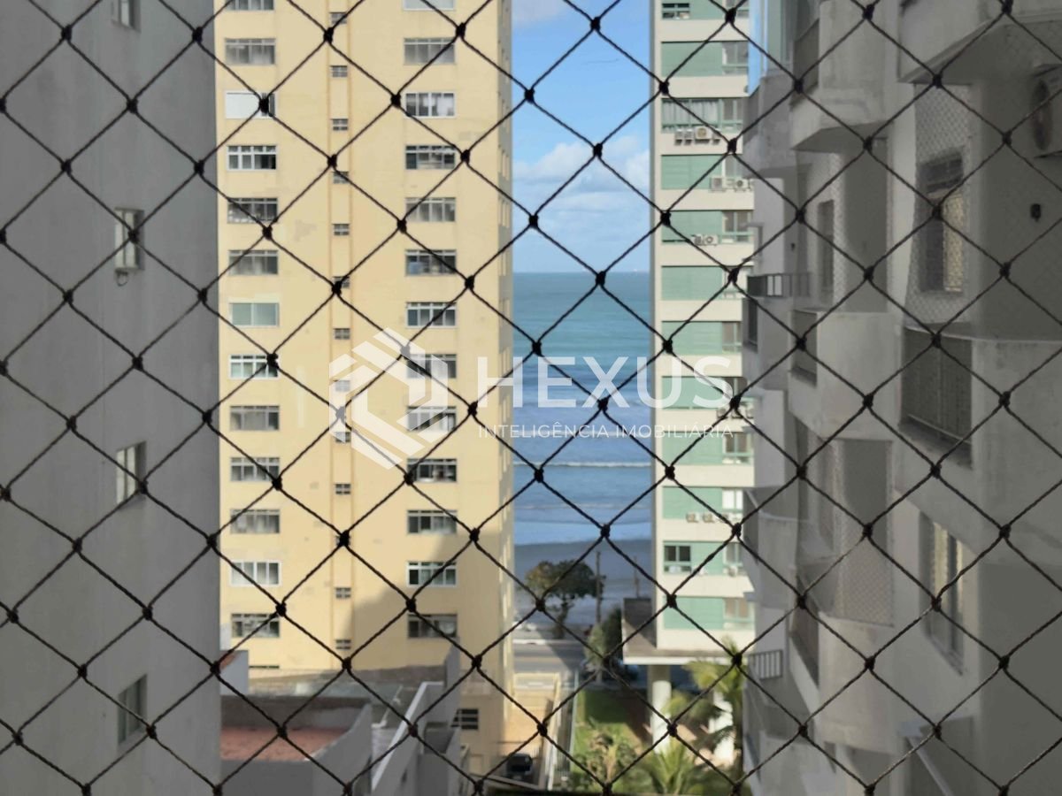 Foto 3 de Apartamento com varanda e vista mar a uma quadra da Praia das Pitangueiras de 2 quartos com 1 vaga, Guarujá-SP