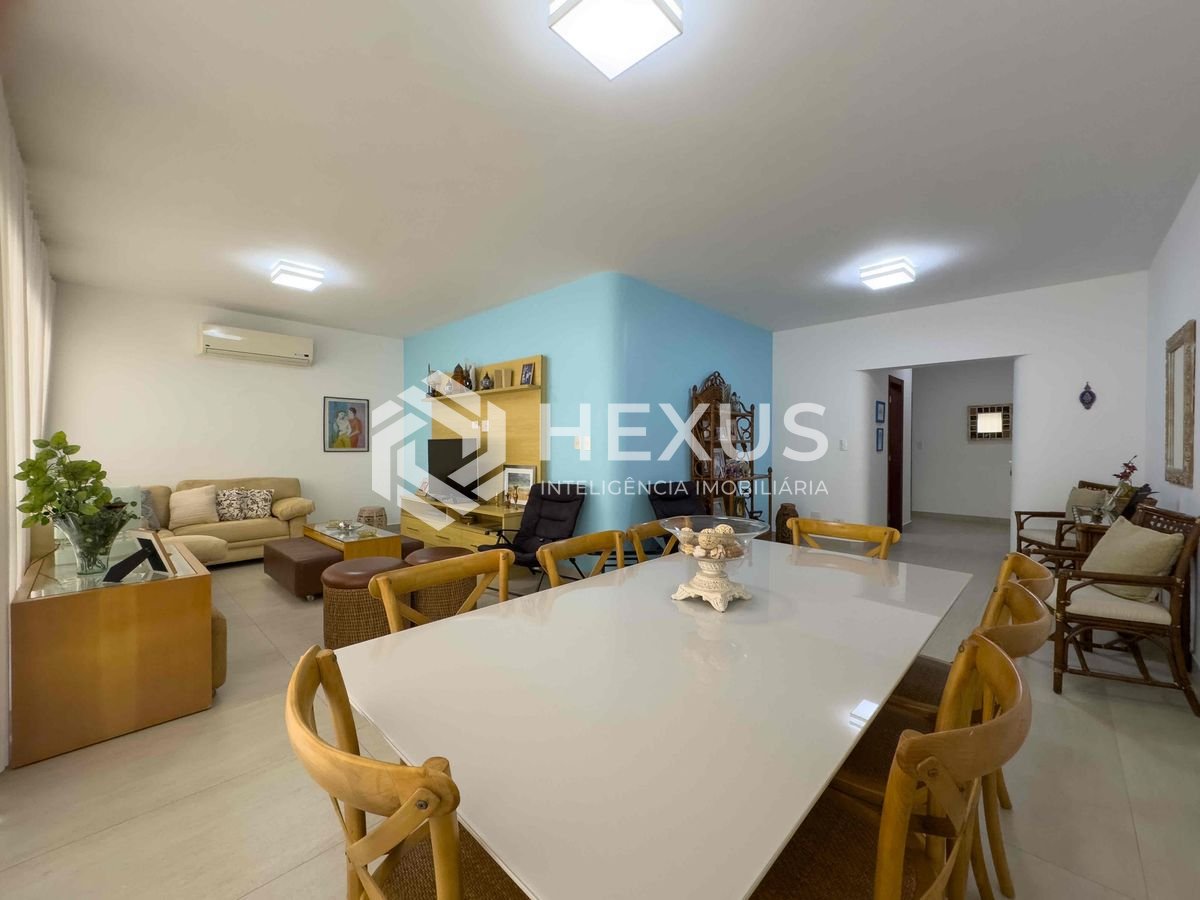 Foto 2 de Apartamento com varanda e vista livre a uma quadra da Praia das Pitangueiras de 3 quartos (3 suítes) com 2 vagas, Guarujá-SP
