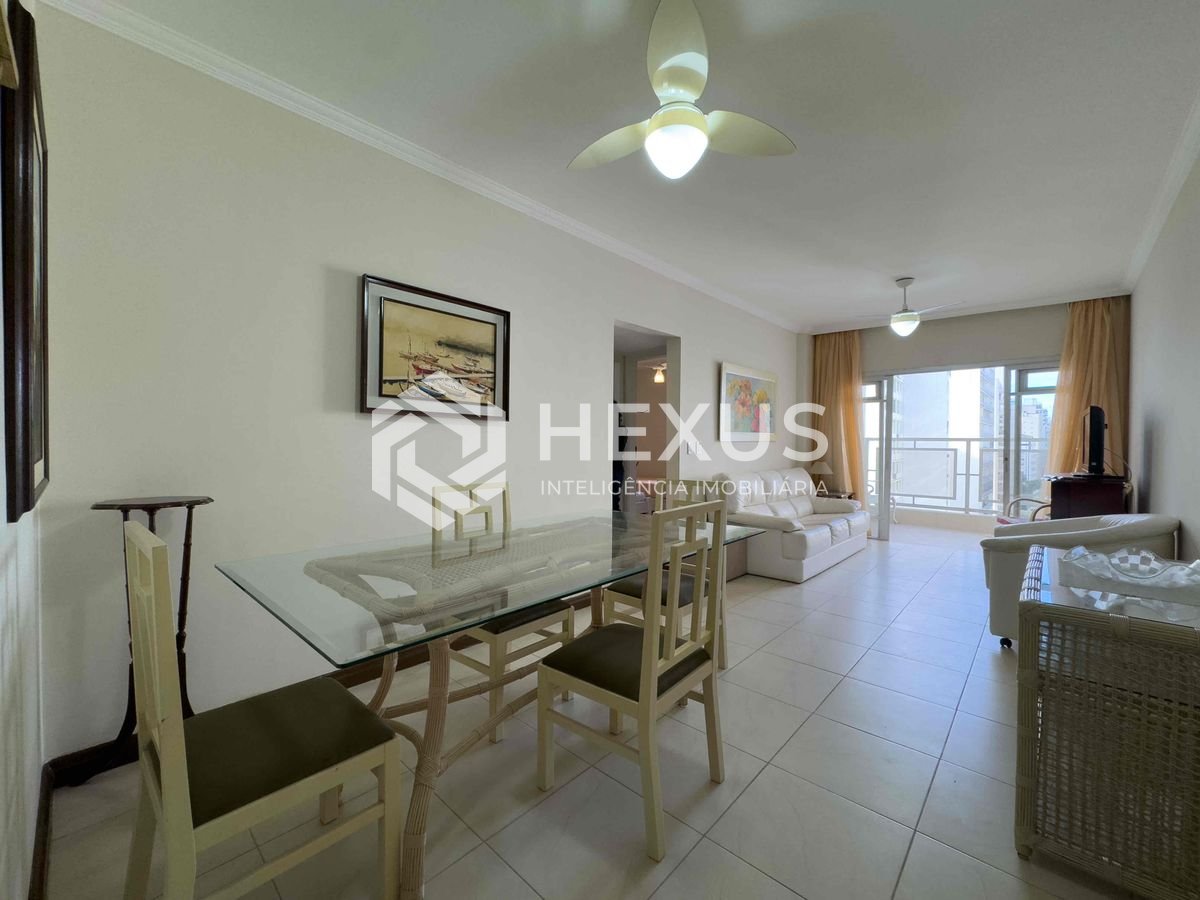 Foto 2 de Apartamento com varanda e vista livre a uma quadra da Praia das Pitangueiras de 2 quartos com 1 vaga, Guarujá-SP