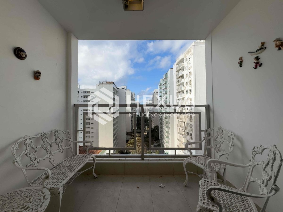 Foto 3 de Apartamento com varanda e vista livre a uma quadra da Praia das Pitangueiras de 2 quartos com 1 vaga, Guarujá-SP