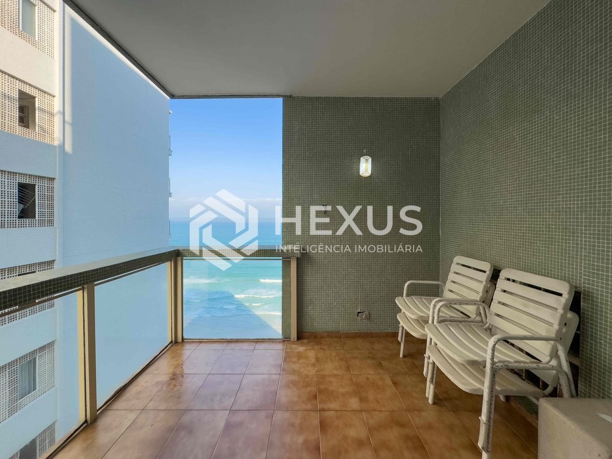 Foto 3 de Apartamento frente mar com varanda e vista mar na Praia das Pitangueiras, Guaruja
