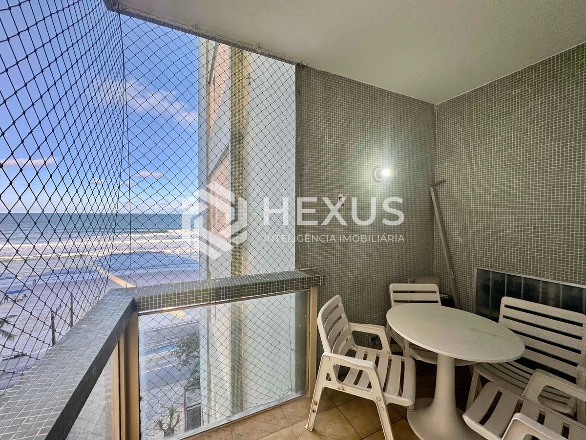 Foto 4 de Apartamento frente mar com varanda e vista mar na Praia das Pitangueiras, Guaruja
