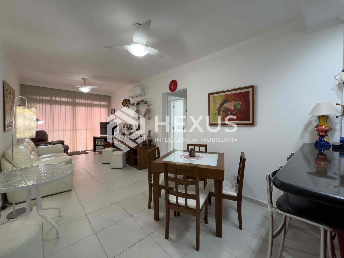 Foto 2 de Apartamento com varanda e vista mar na quadra-mar da Praia das Pitangueiras de 2 quartos (1 suíte) com 1 vaga, Guarujá-SP.