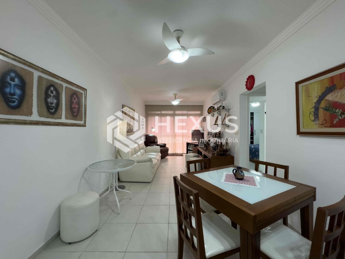 Foto 3 de Apartamento com varanda e vista mar na quadra-mar da Praia das Pitangueiras de 2 quartos (1 suíte) com 1 vaga, Guarujá-SP.