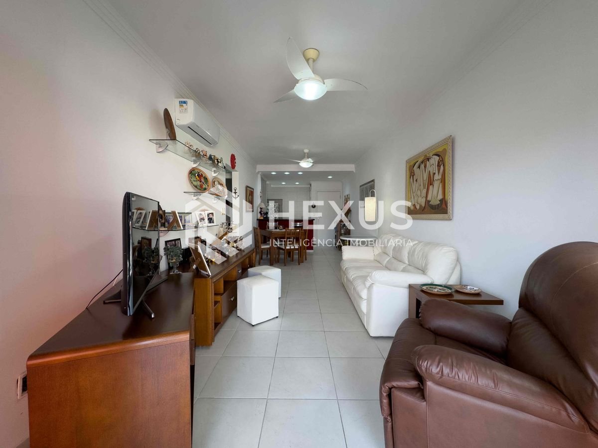 Foto 4 de Apartamento com varanda e vista mar na quadra-mar da Praia das Pitangueiras de 2 quartos (1 suíte) com 1 vaga, Guarujá-SP.
