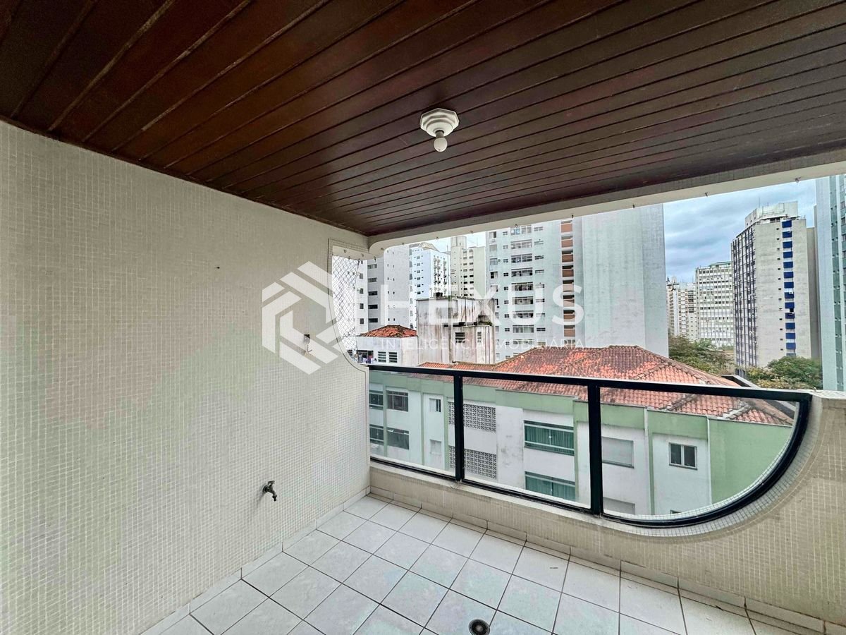 Foto 2 de Apartamento reformado com varanda e lazer na quadra mar da Praia das Pitangueiras, Guaruja