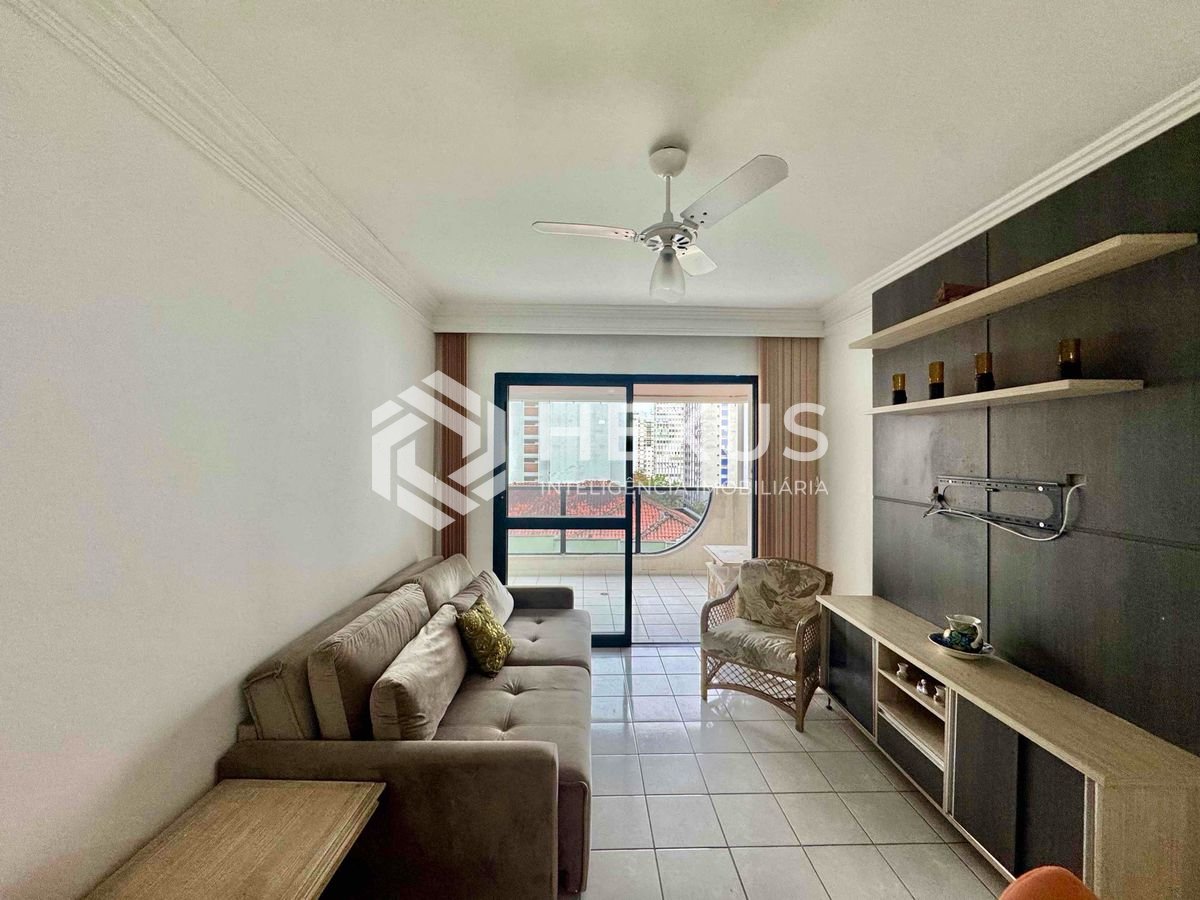 Foto 3 de Apartamento reformado com varanda e lazer na quadra mar da Praia das Pitangueiras, Guaruja