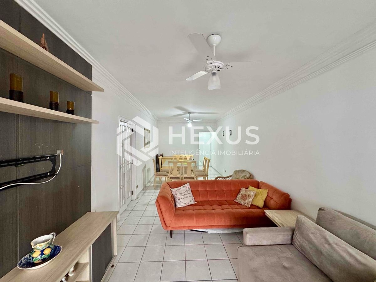 Foto 4 de Apartamento reformado com varanda e lazer na quadra mar da Praia das Pitangueiras, Guaruja
