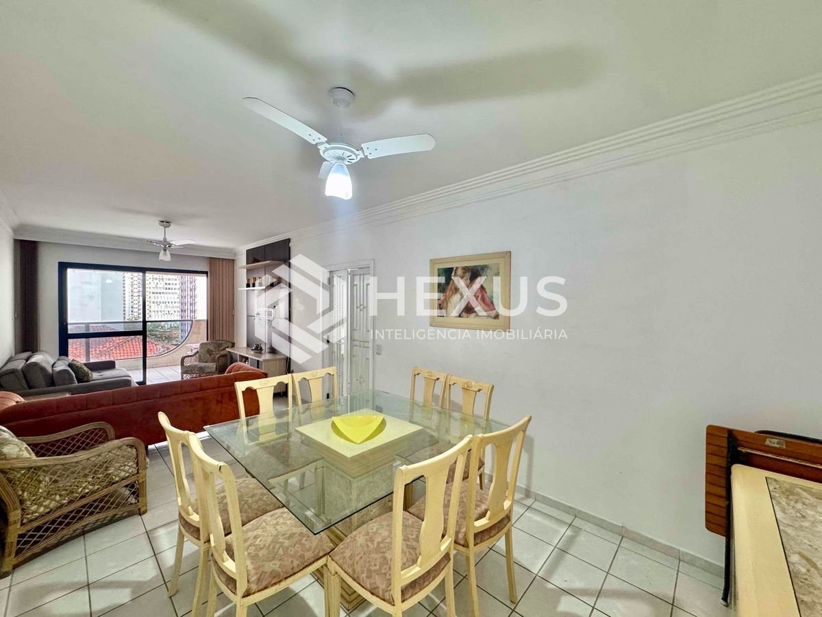 Foto 5 de Apartamento reformado com varanda e lazer na quadra mar da Praia das Pitangueiras, Guaruja