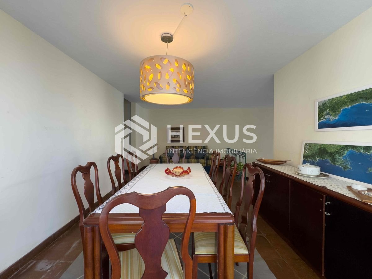 Foto 4 de Apartamento com varanda e vista mar na quadra mar da Praia das Pitangueiras, Guaruja