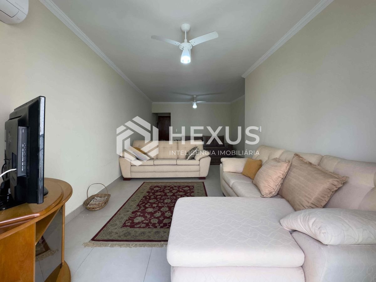 Foto 2 de Apartamento reformado com varanda e vista mar na quadra mar da Praia das Pitangueiras, Guaruja
