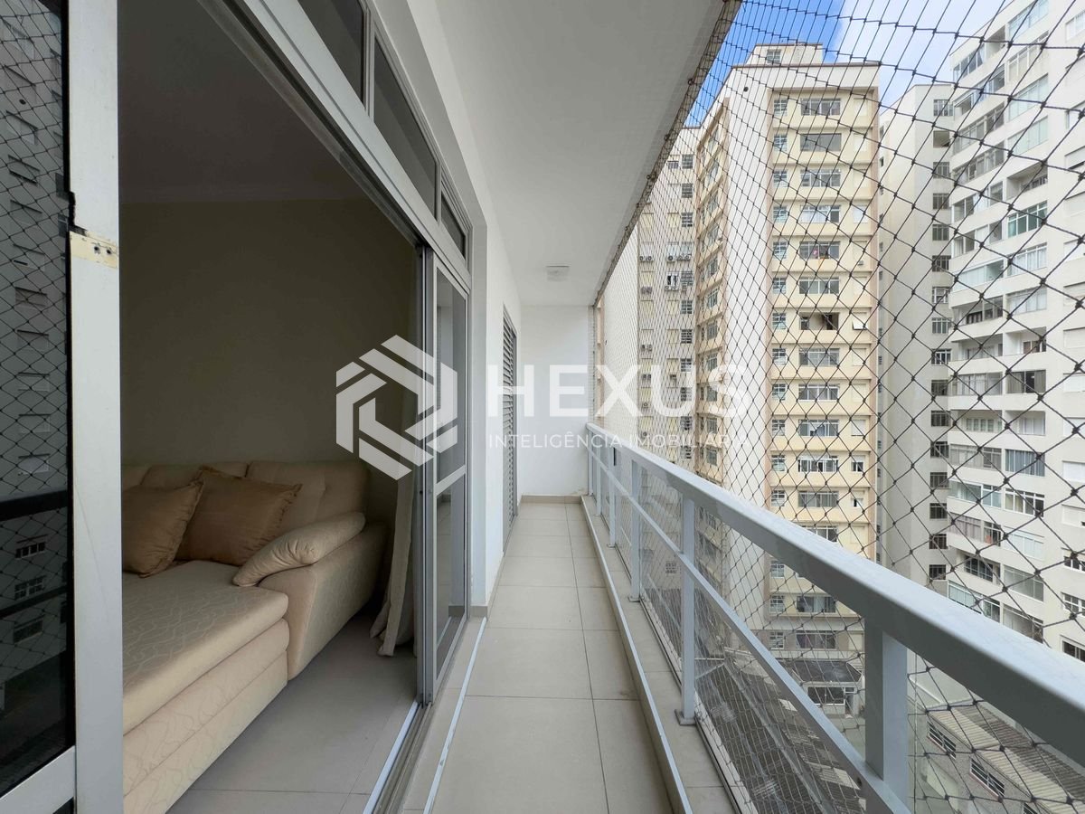 Foto 3 de Apartamento reformado com varanda e vista mar na quadra mar da Praia das Pitangueiras, Guaruja