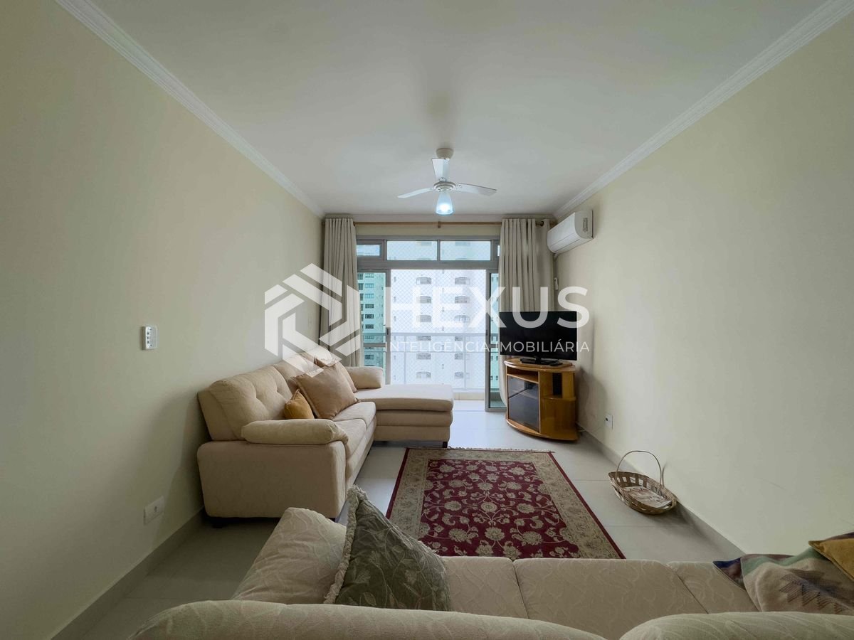 Foto 4 de Apartamento reformado com varanda e vista mar na quadra mar da Praia das Pitangueiras, Guaruja