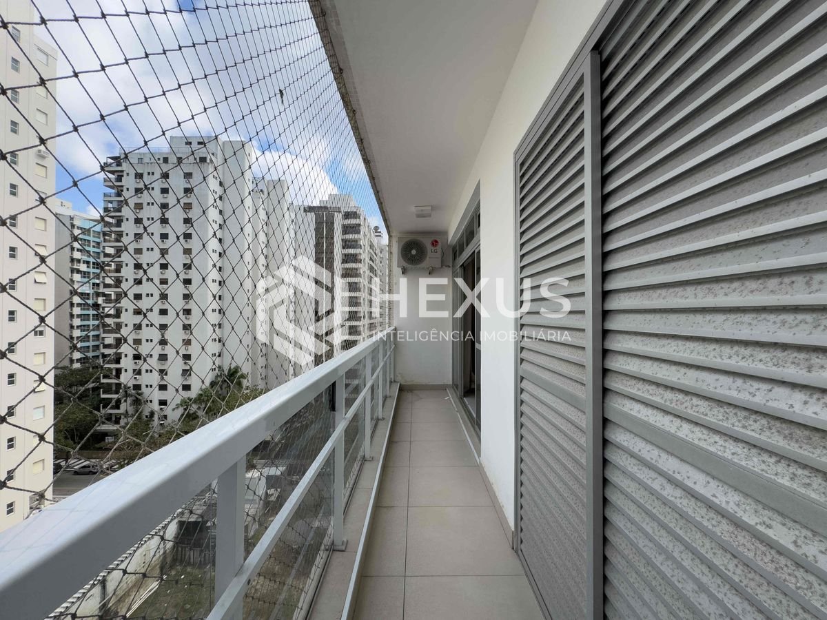 Foto 5 de Apartamento reformado com varanda e vista mar na quadra mar da Praia das Pitangueiras, Guaruja