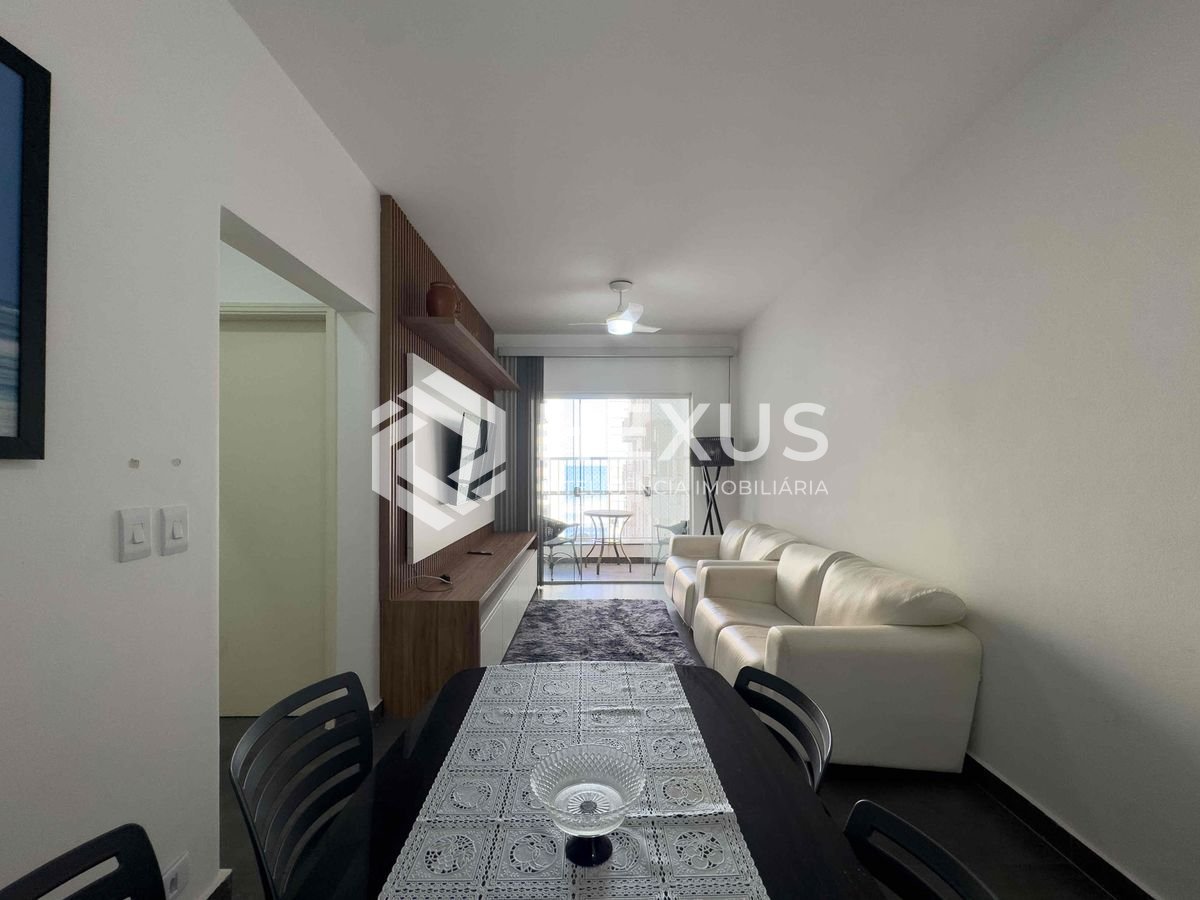 Foto 3 de Apartamento com varanda, reformado, vista mar, uma quadra da Praia das Pitangueiras - 2 Quartos, 1 Vaga, Guarujá-SP | Hexus Inteligência Imobiliária