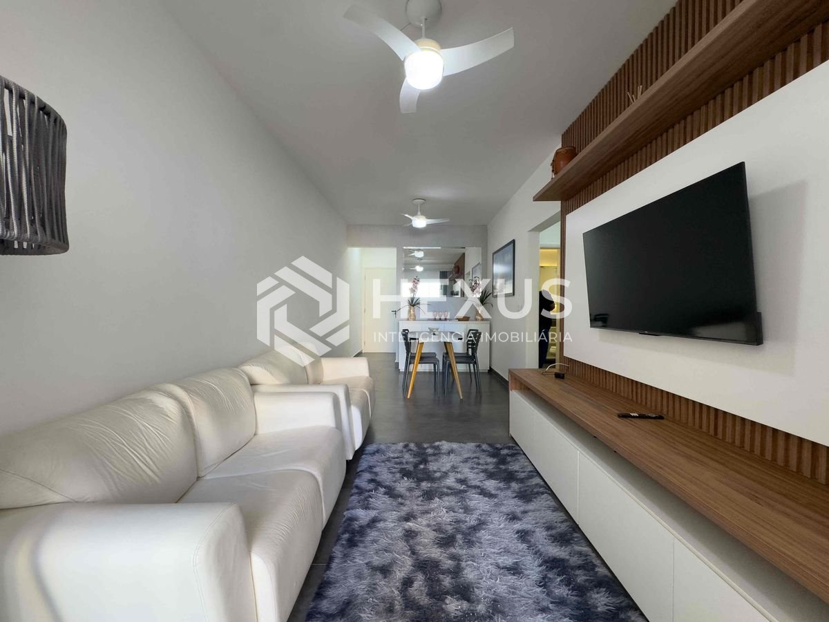 Foto 4 de Apartamento com varanda, reformado, vista mar, uma quadra da Praia das Pitangueiras - 2 Quartos, 1 Vaga, Guarujá-SP | Hexus Inteligência Imobiliária