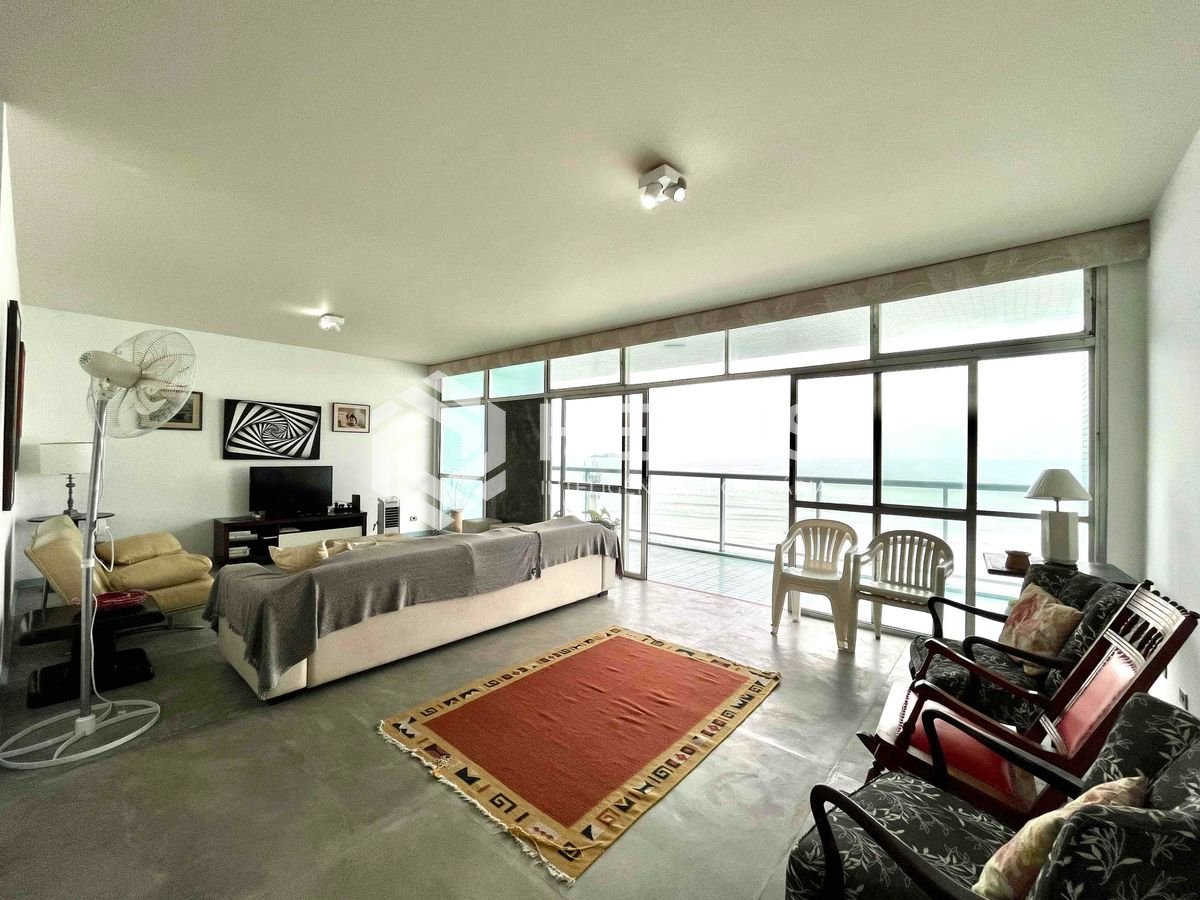 Foto 3 de Apartamento frente mar com varanda vista mar na Praia das Pitangueiras, Guaruja