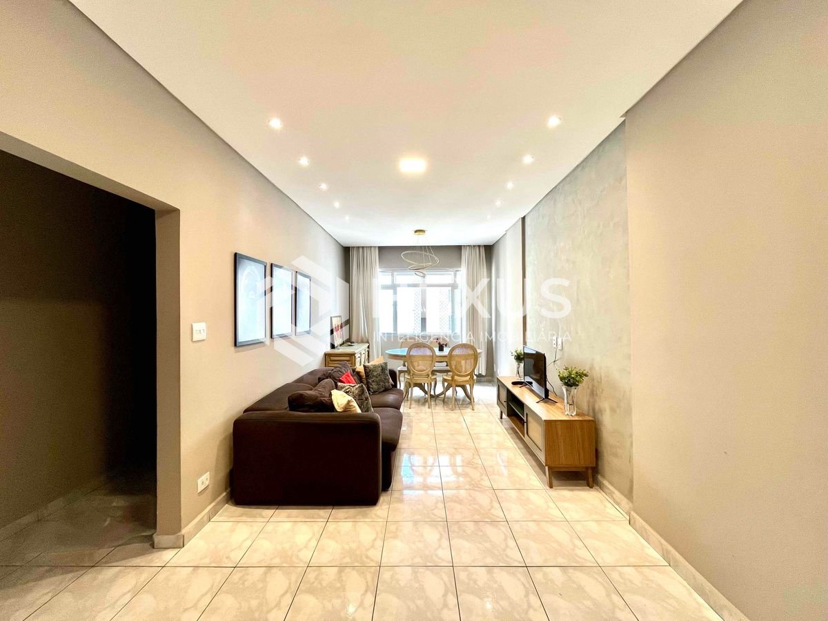 Foto 3 de Apartamento reformado com varanda na quadra mar da Praia das Pitangueiras, Guaruja