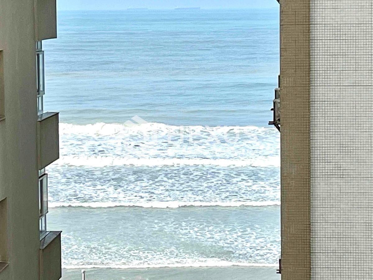 Foto 4 de Apartamento reformado com varanda na quadra mar da Praia das Pitangueiras, Guaruja